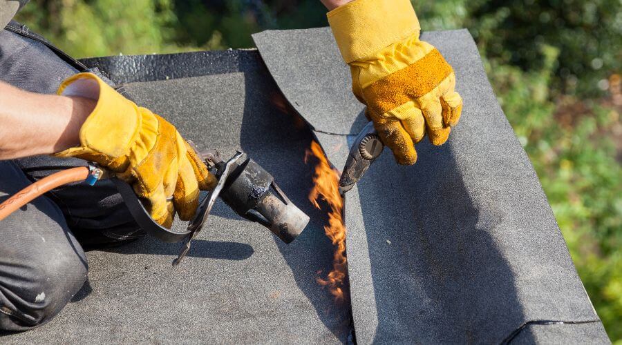 Professional gutter cleaning in Dumas, MS